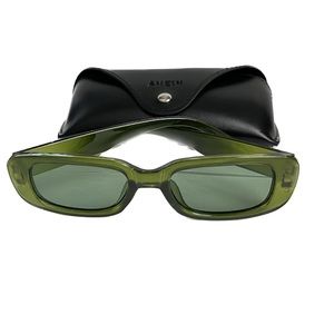 [sold on depop] Green square framed glasses ☘️ • never worn